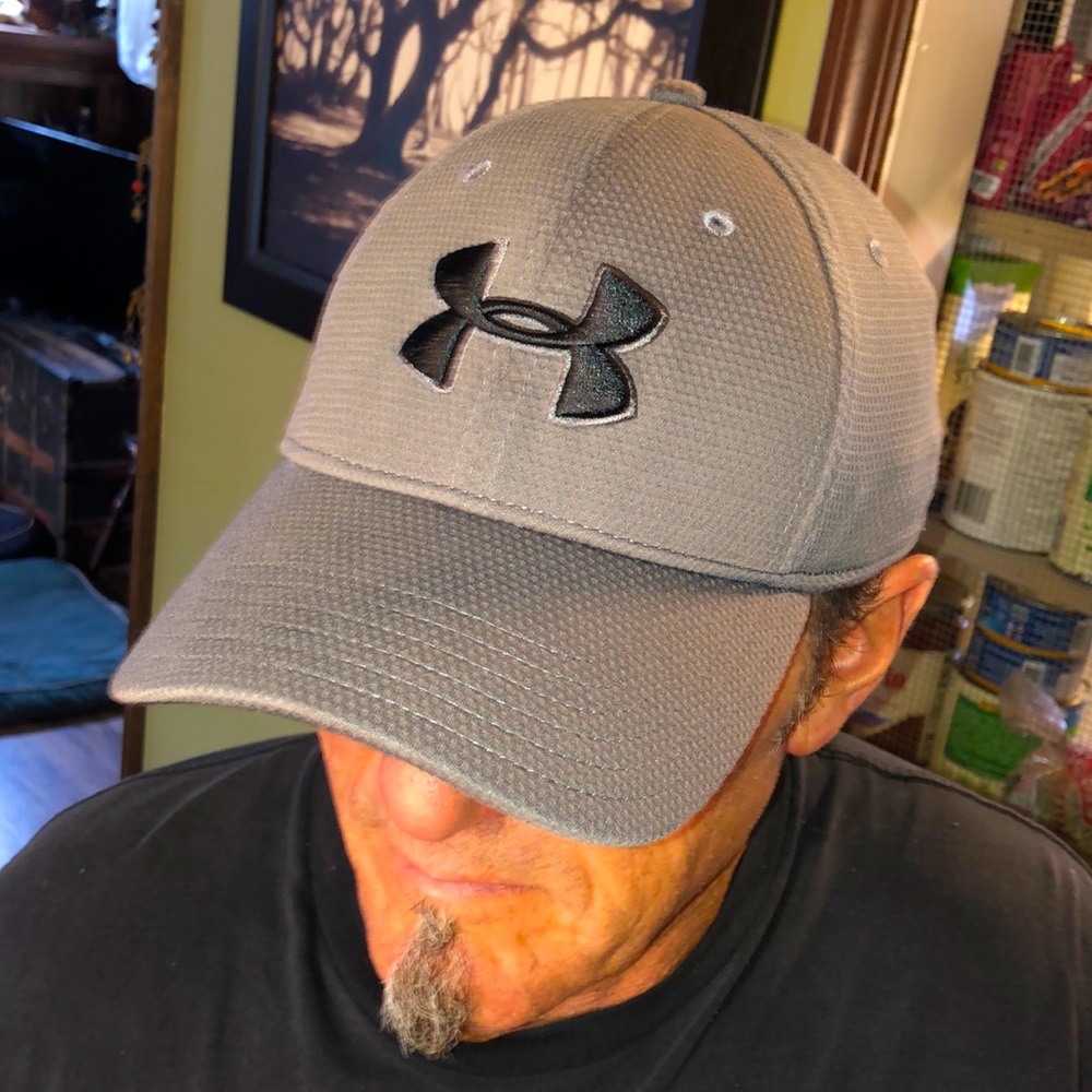 Mens Under Armour gray cap hat